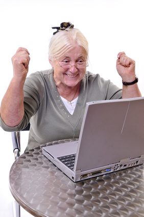 Seniorin mit Laptop